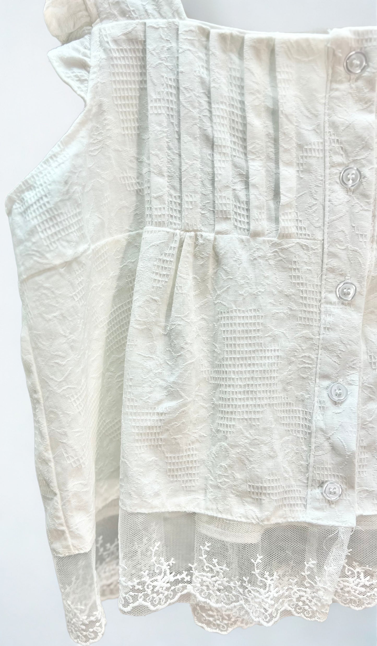 Noira Blanc – White Ruffle Strap Cotton Blouse with Lace Hem