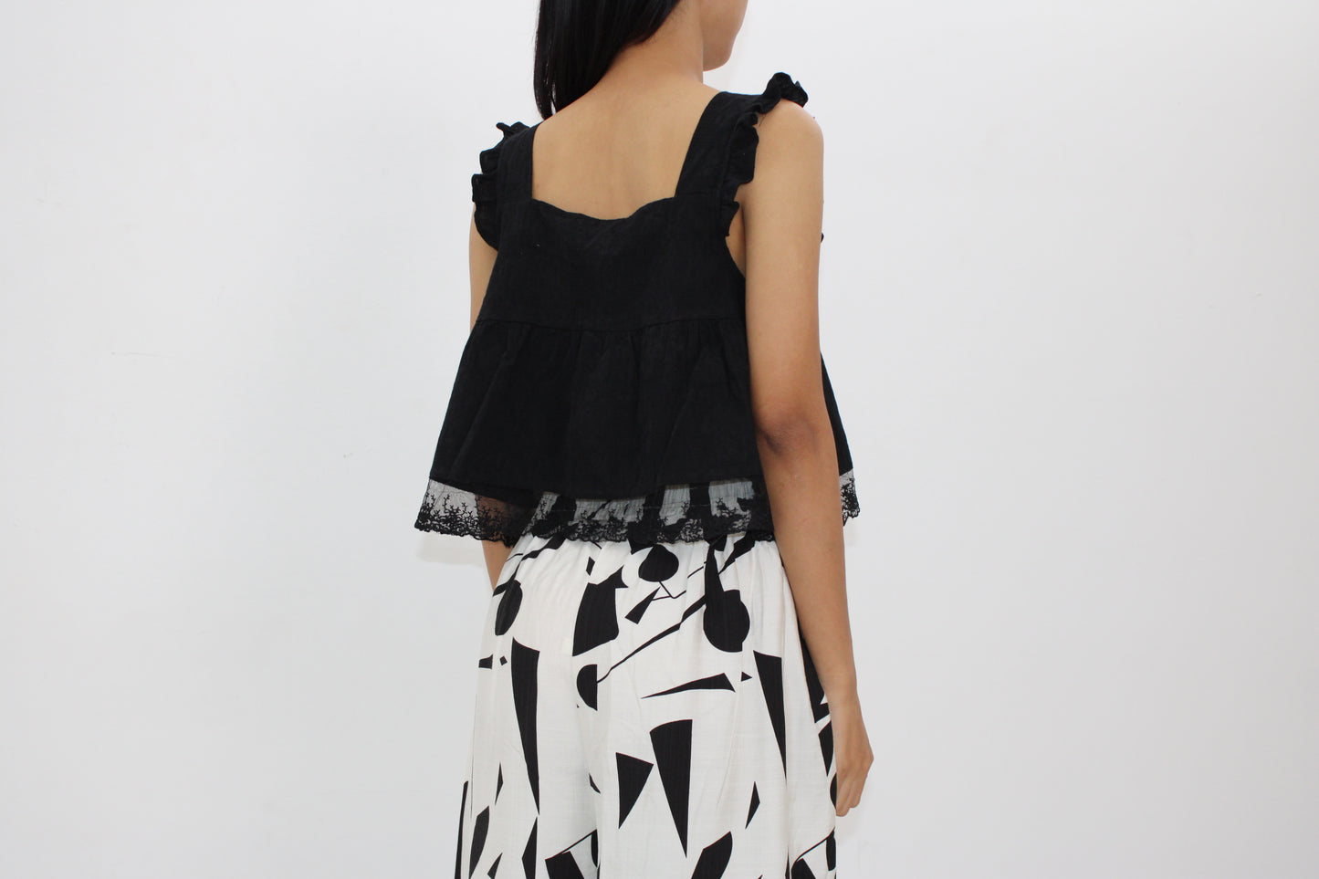 Noira – Black Ruffle Strap Blouse with Lace Hem
