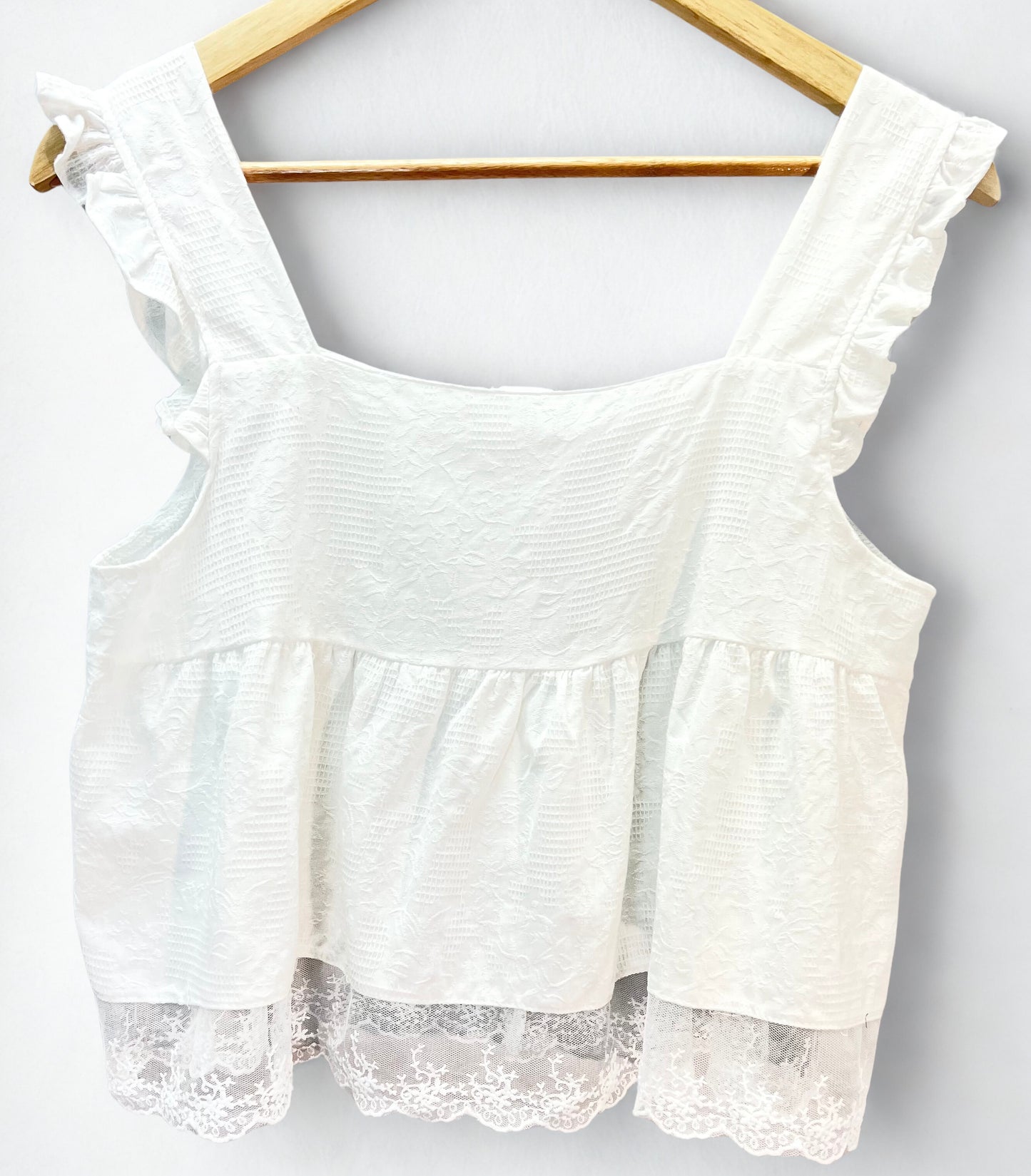 Noira Blanc – White Ruffle Strap Cotton Blouse with Lace Hem