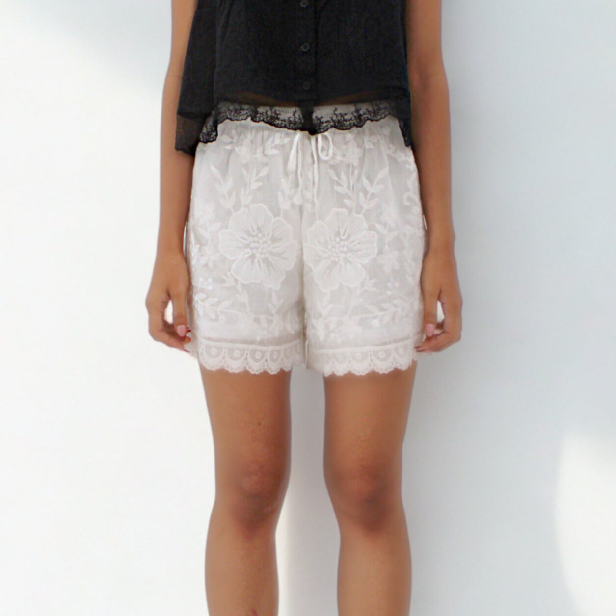 Luna Embroidered Lace Shorts – White